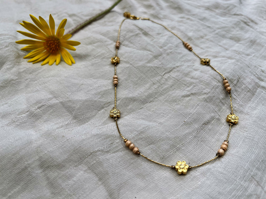 Dainty Daisy Necklace